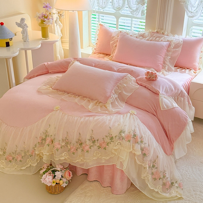 91家纺网 家纺一手货源 找家纺 苏米娜2025秋冬新款230g法式公主风全消光牛奶绒床裙款四件套纯色蕾丝花边刺绣床盖款四件套 欧若拉-樱花粉