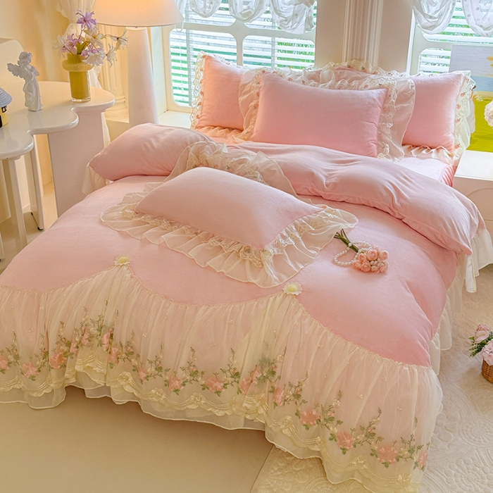 91家纺网 家纺一手货源 找家纺 苏米娜2025秋冬新款230g法式公主风全消光牛奶绒床裙款四件套纯色蕾丝花边刺绣床盖款四件套 欧若拉-樱花粉