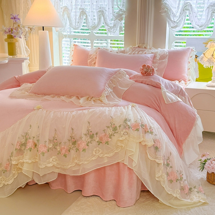 91家纺网 家纺一手货源 找家纺 苏米娜2025秋冬新款230g法式公主风全消光牛奶绒床裙款四件套纯色蕾丝花边刺绣床盖款四件套 欧若拉-樱花粉