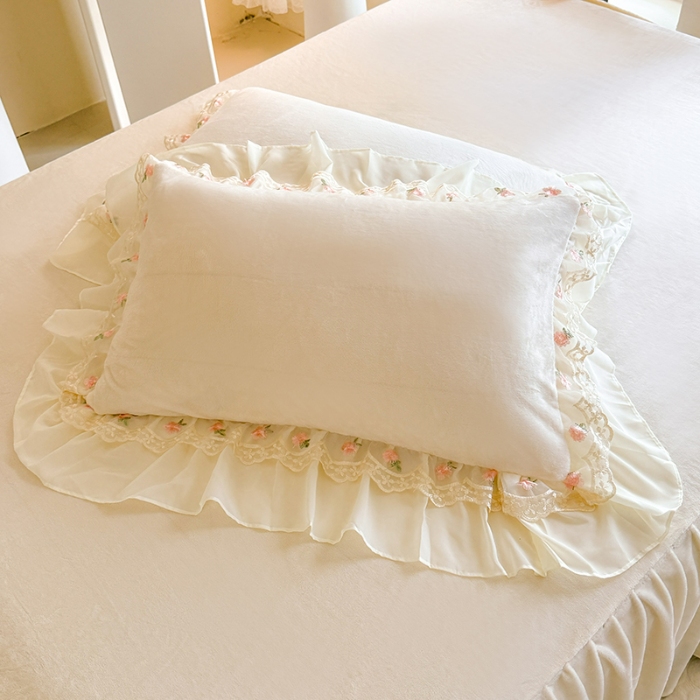 91家纺网 家纺一手货源 找家纺 苏米娜2025秋冬新款230g法式公主风全消光牛奶绒床裙款四件套纯色蕾丝花边刺绣床盖款四件套 欧若拉-奶昔白