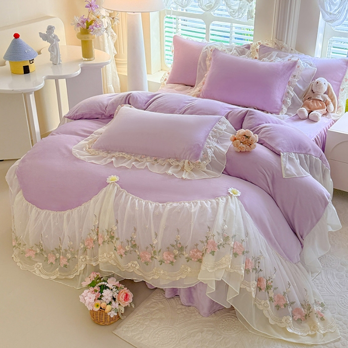 91家纺网 家纺一手货源 找家纺 苏米娜2025秋冬新款230g法式公主风全消光牛奶绒床裙款四件套纯色蕾丝花边刺绣床盖款四件套 欧若拉- 香芋紫 