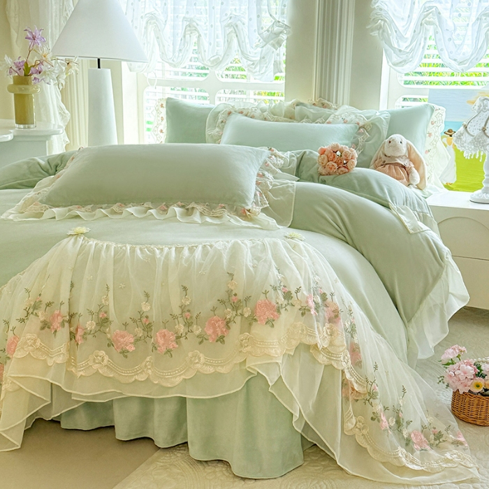 91家纺网 家纺一手货源 找家纺 苏米娜2025秋冬新款230g法式公主风全消光牛奶绒床裙款四件套纯色蕾丝花边刺绣床盖款四件套 欧若拉-新芽绿