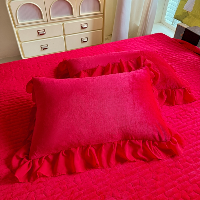 91家纺网 家纺一手货源 找家纺 苏米娜2025秋冬新款230g法式公主风全消光牛奶绒床裙款四件套纯色蕾丝花边刺绣床盖款四件套 欧若拉- 中国红