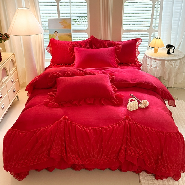 91家纺网 家纺一手货源 找家纺 苏米娜2025秋冬新款230g法式公主风全消光牛奶绒床裙款四件套纯色蕾丝花边刺绣床盖款四件套 欧若拉- 中国红