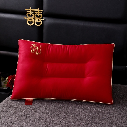 91家纺网 家纺一手货源 找家纺 全棉绣花婚庆枕芯 全棉枕芯 大红结婚枕 喜庆枕头 全棉羽丝枕 婚庆枕头