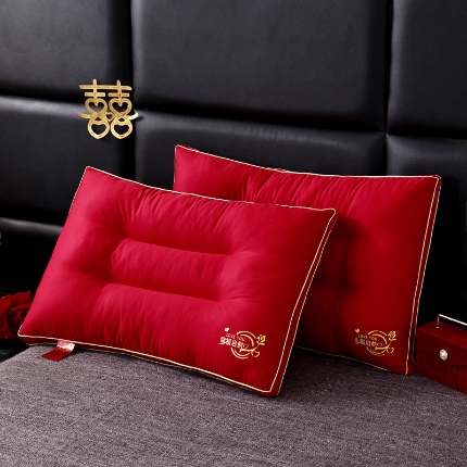 91家纺网 家纺一手货源 找家纺 全棉绣花婚庆枕芯 全棉枕芯 大红结婚枕 喜庆枕头 全棉羽丝枕 婚庆枕头