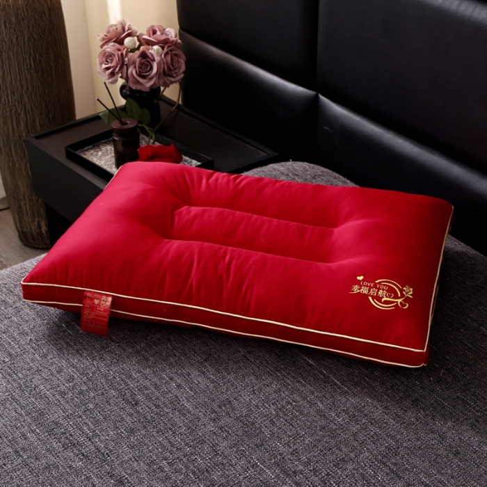 91家纺网 家纺一手货源 找家纺 全棉绣花婚庆枕芯 全棉枕芯 大红结婚枕 喜庆枕头 全棉羽丝枕 婚庆枕头