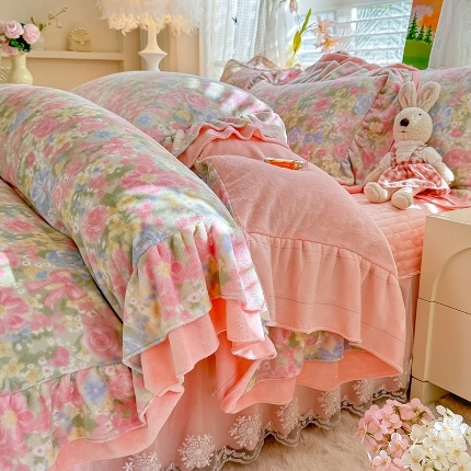 91家纺网 家纺一手货源 找家纺 （总）苏米娜2026新款高克重11斤重直播热款双层蕾丝花边全消光牛奶绒印花床盖四件套单床盖床盖三件套