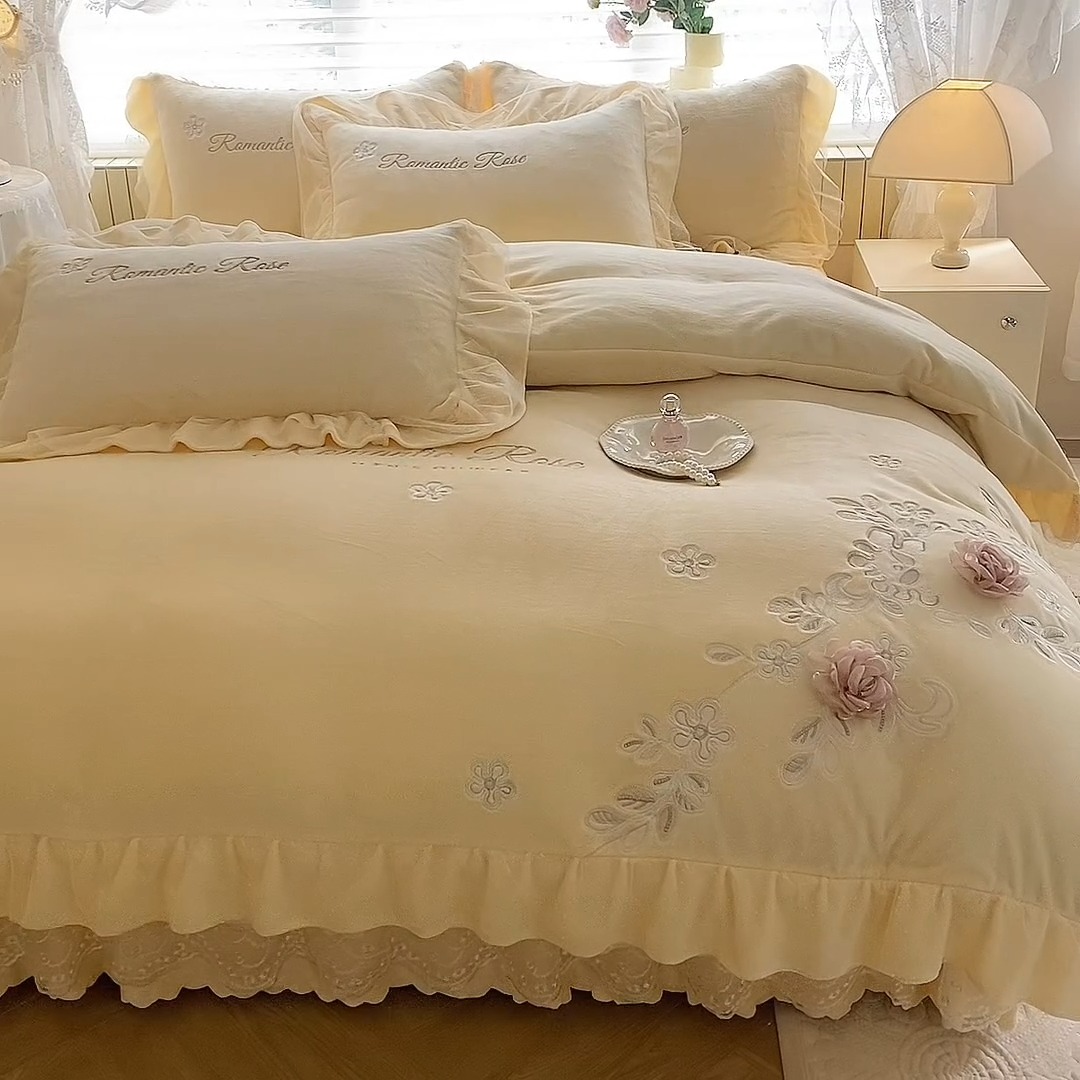 91家纺网 家纺一手货源 找家纺 （总）苏米娜2025秋冬直播爆款11斤230g全消光牛奶绒夹棉床盖款四件套纯色蕾丝花边刺绣床盖三件套夹棉单床盖