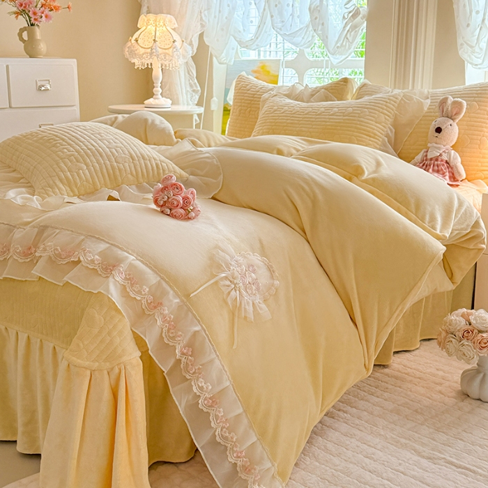 91家纺网 家纺一手货源 找家纺 （总）苏米娜2025秋冬新款11斤230g全消光牛奶绒夹棉床盖款四件套纯色蕾丝花边刺绣床裙款床盖--米兰系列