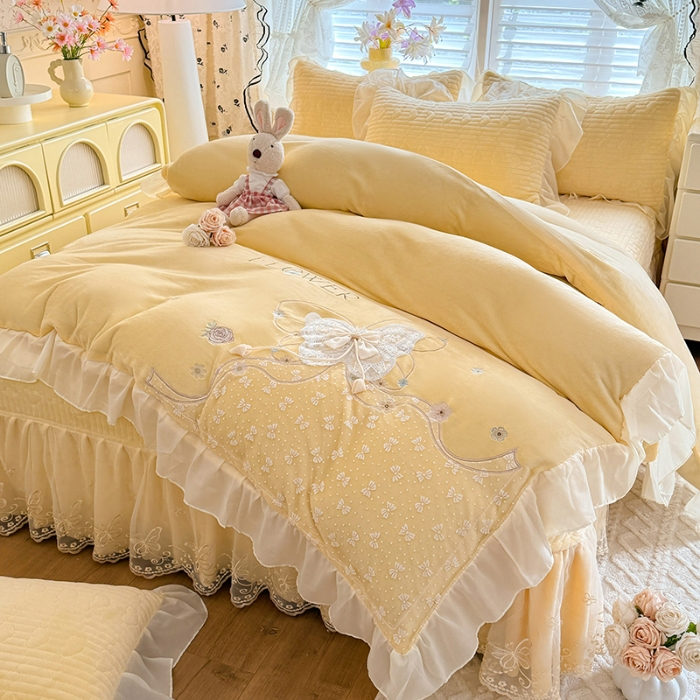 91家纺网 家纺一手货源 找家纺 （总）苏米娜2025秋冬新款11斤230g全消光牛奶绒夹棉床盖款四件套纯色蕾丝花边刺绣床裙款床盖