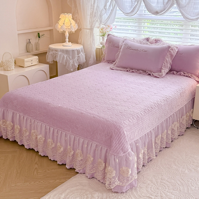 91家纺网 家纺一手货源 找家纺 苏米娜2025秋冬直播爆款11斤230g全消光牛奶绒夹棉床盖款四件套纯色蕾丝花边刺绣床盖三件套夹棉单床盖 梦妮莎--梦幻紫