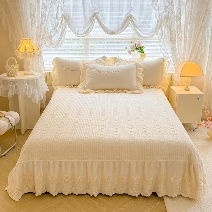 91家纺网 家纺一手货源 找家纺 苏米娜2025秋冬直播爆款11斤230g全消光牛奶绒夹棉床盖款四件套纯色蕾丝花边刺绣床盖三件套夹棉单床盖   梦妮莎-奶昔白