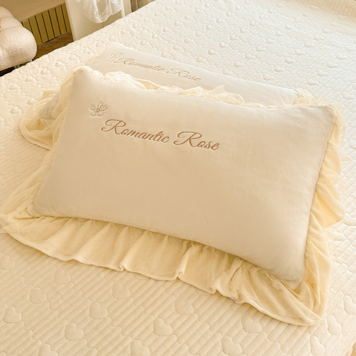 91家纺网 家纺一手货源 找家纺 苏米娜2025秋冬直播爆款11斤230g全消光牛奶绒夹棉床盖款四件套纯色蕾丝花边刺绣床盖三件套夹棉单床盖   梦妮莎-奶昔白