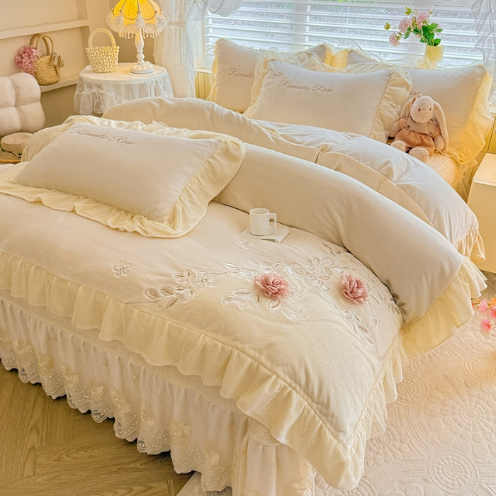 91家纺网 家纺一手货源 找家纺 苏米娜2025秋冬直播爆款11斤230g全消光牛奶绒夹棉床盖款四件套纯色蕾丝花边刺绣床盖三件套夹棉单床盖   梦妮莎-奶昔白