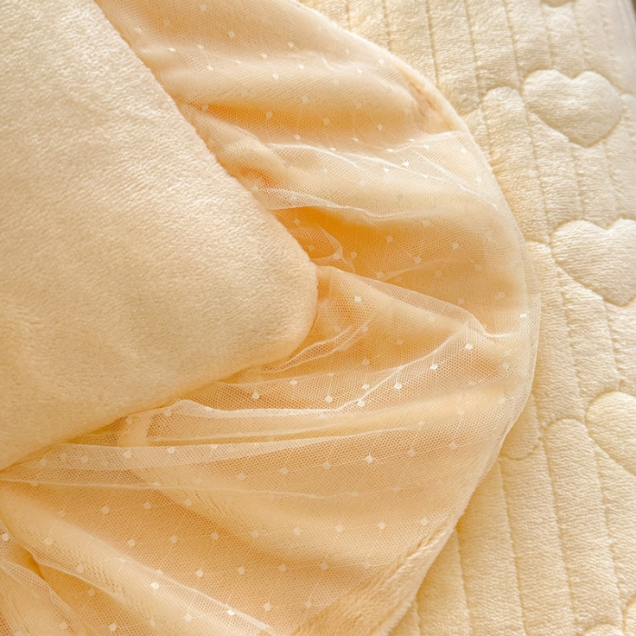 91家纺网 家纺一手货源 找家纺 苏米娜2025秋冬直播爆款11斤230g全消光牛奶绒夹棉床盖款四件套纯色蕾丝花边刺绣床盖三件套夹棉单床盖  梦妮莎-嫩黄