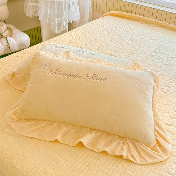 91家纺网 家纺一手货源 找家纺 苏米娜2025秋冬直播爆款11斤230g全消光牛奶绒夹棉床盖款四件套纯色蕾丝花边刺绣床盖三件套夹棉单床盖  梦妮莎-嫩黄