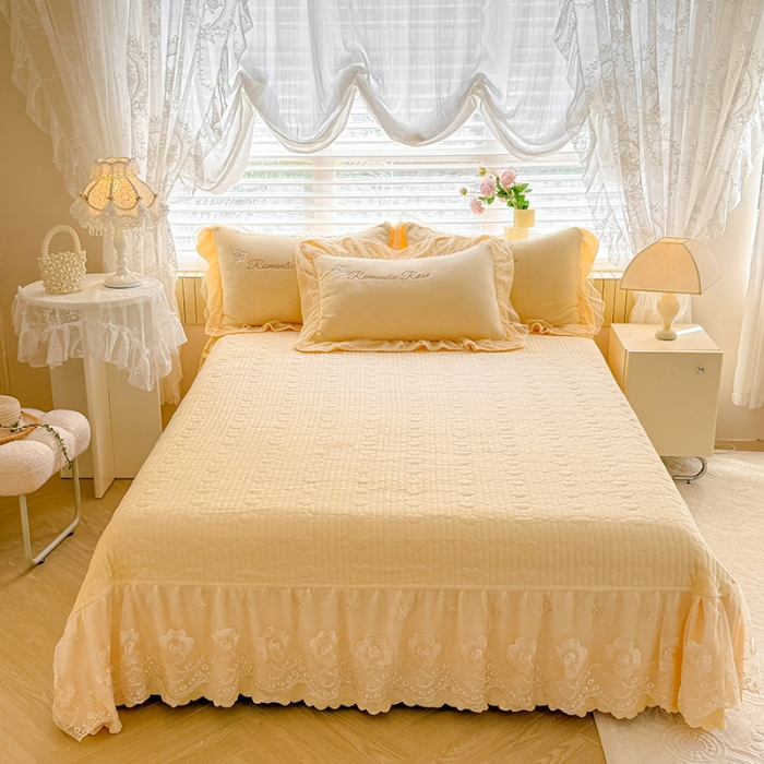 91家纺网 家纺一手货源 找家纺 苏米娜2025秋冬直播爆款11斤230g全消光牛奶绒夹棉床盖款四件套纯色蕾丝花边刺绣床盖三件套夹棉单床盖  梦妮莎-嫩黄