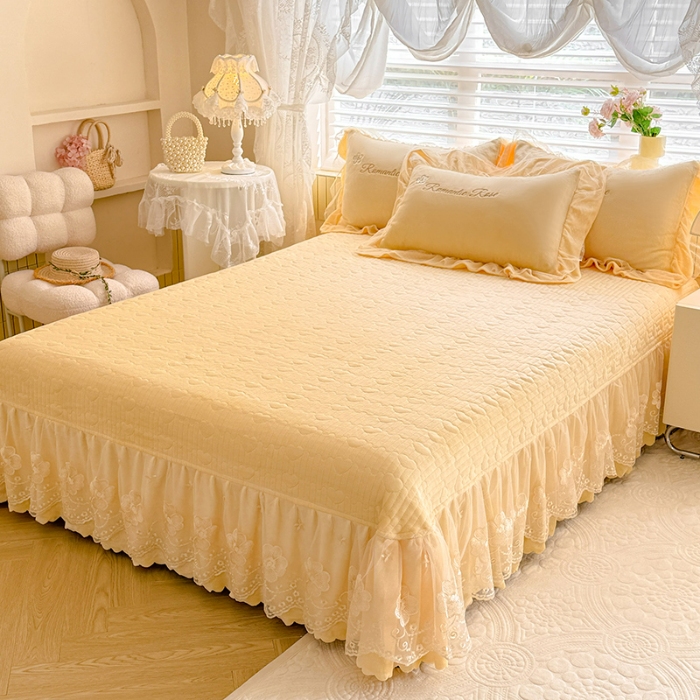 91家纺网 家纺一手货源 找家纺 苏米娜2025秋冬直播爆款11斤230g全消光牛奶绒夹棉床盖款四件套纯色蕾丝花边刺绣床盖三件套夹棉单床盖  梦妮莎-嫩黄