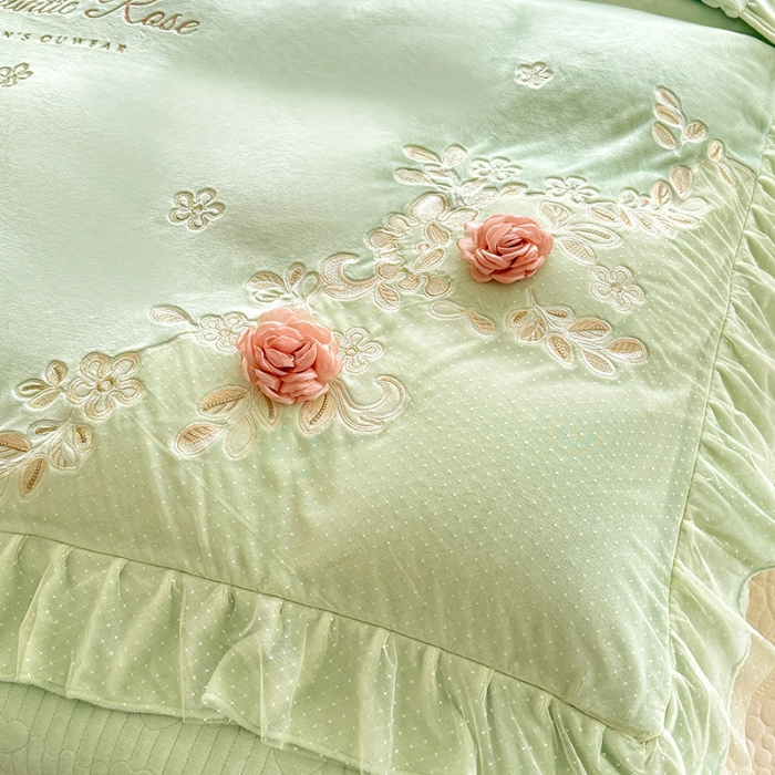 91家纺网 家纺一手货源 找家纺 苏米娜2025秋冬直播爆款11斤230g全消光牛奶绒夹棉床盖款四件套纯色蕾丝花边刺绣床盖三件套夹棉单床盖  梦妮莎-新芽绿 