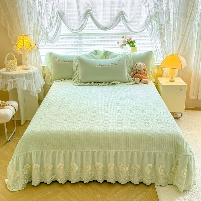 91家纺网 家纺一手货源 找家纺 苏米娜2025秋冬直播爆款11斤230g全消光牛奶绒夹棉床盖款四件套纯色蕾丝花边刺绣床盖三件套夹棉单床盖  梦妮莎-新芽绿 