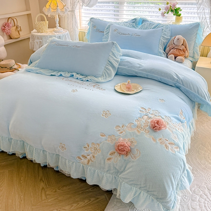 91家纺网 家纺一手货源 找家纺 苏米娜2025秋冬直播爆款11斤230g全消光牛奶绒夹棉床盖款四件套纯色蕾丝花边刺绣床盖三件套夹棉单床盖 梦妮莎-婴儿蓝