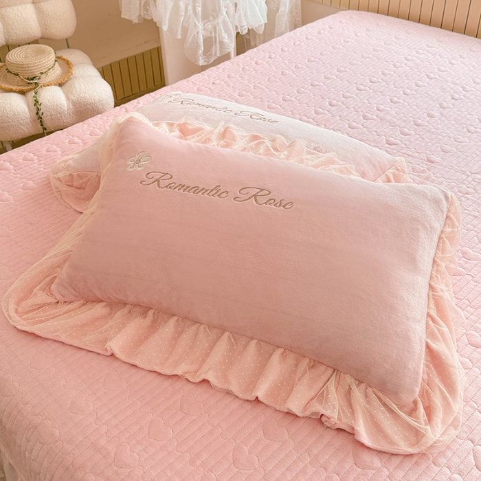 91家纺网 家纺一手货源 找家纺 苏米娜2025秋冬直播爆款11斤230g全消光牛奶绒夹棉床盖款四件套纯色蕾丝花边刺绣床盖三件套夹棉单床盖  梦妮莎-樱花粉