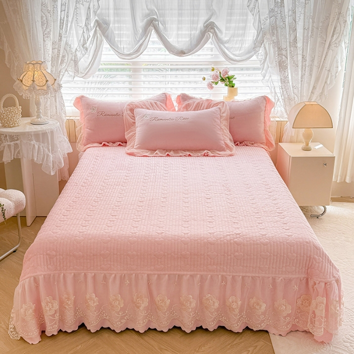 91家纺网 家纺一手货源 找家纺 苏米娜2025秋冬直播爆款11斤230g全消光牛奶绒夹棉床盖款四件套纯色蕾丝花边刺绣床盖三件套夹棉单床盖  梦妮莎-樱花粉