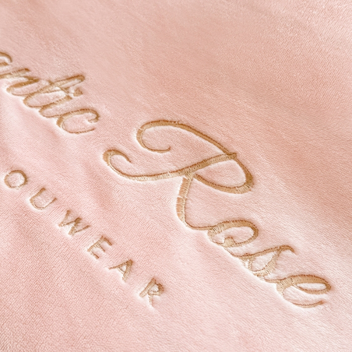 91家纺网 家纺一手货源 找家纺 苏米娜2025秋冬直播爆款11斤230g全消光牛奶绒夹棉床盖款四件套纯色蕾丝花边刺绣床盖三件套夹棉单床盖  梦妮莎-樱花粉