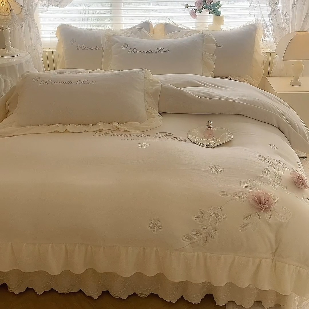 91家纺网 家纺一手货源 找家纺 苏米娜2025秋冬直播爆款11斤230g全消光牛奶绒夹棉床盖款四件套纯色蕾丝花边刺绣床盖三件套夹棉单床盖   梦妮莎-奶昔白