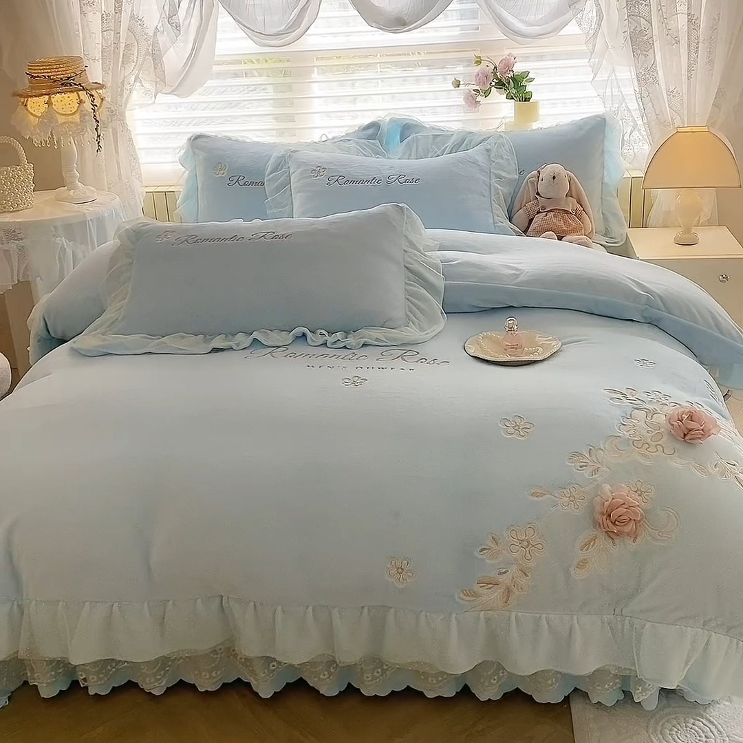 91家纺网 家纺一手货源 找家纺 苏米娜2025秋冬直播爆款11斤230g全消光牛奶绒夹棉床盖款四件套纯色蕾丝花边刺绣床盖三件套夹棉单床盖 梦妮莎-婴儿蓝