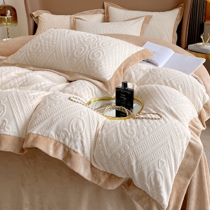 总绘萱 2025新爆款高密消光宽边拼角雕花牛奶绒四件套双拼纯色