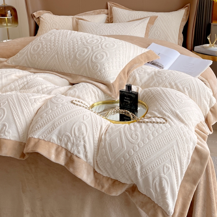 91家纺网 家纺一手货源 找家纺 总绘萱 2025新爆款高密消光宽边拼角雕花牛奶绒四件套双拼纯色