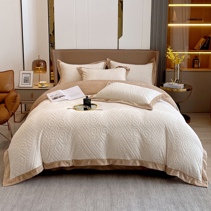 91家纺网 家纺一手货源 找家纺 总绘萱 2025新爆款高密消光宽边拼角雕花牛奶绒四件套双拼纯色