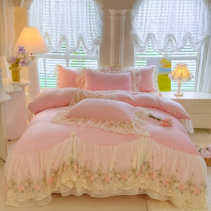 91家纺网 家纺一手货源 找家纺 苏米娜2025秋冬新款230g法式公主风全消光牛奶绒床裙款四件套纯色蕾丝花边刺绣床盖款四件套 欧若拉- 香芋紫