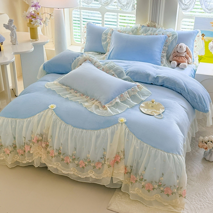 91家纺网 家纺一手货源 找家纺 苏米娜2025秋冬新款230g法式公主风全消光牛奶绒床裙款四件套纯色蕾丝花边刺绣床盖款四件套  欧若拉-梦幻蓝