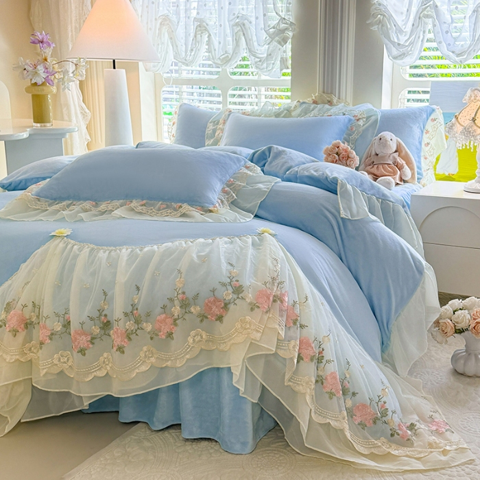 91家纺网 家纺一手货源 找家纺 苏米娜2025秋冬新款230g法式公主风全消光牛奶绒床裙款四件套纯色蕾丝花边刺绣床盖款四件套  欧若拉-梦幻蓝