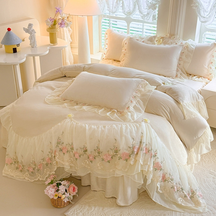 91家纺网 家纺一手货源 找家纺 苏米娜2025秋冬新款230g法式公主风全消光牛奶绒床裙款四件套纯色蕾丝花边刺绣床盖款四件套  欧若拉-奶昔白