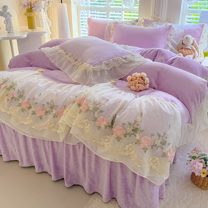 91家纺网 家纺一手货源 找家纺 苏米娜2025秋冬新款230g法式公主风全消光牛奶绒床裙款四件套纯色蕾丝花边刺绣床盖款四件套 欧若拉- 香芋紫