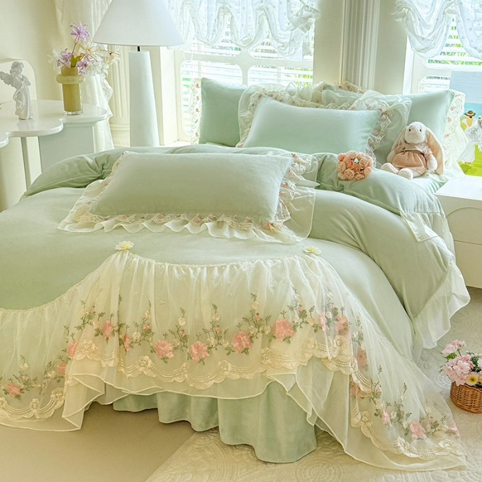 91家纺网 家纺一手货源 找家纺 苏米娜2025秋冬新款230g法式公主风全消光牛奶绒床裙款四件套纯色蕾丝花边刺绣床盖款四件套  欧若拉-新芽绿