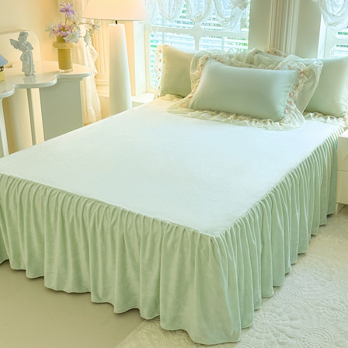 91家纺网 家纺一手货源 找家纺 苏米娜2025秋冬新款230g法式公主风全消光牛奶绒床裙款四件套纯色蕾丝花边刺绣床盖款四件套  欧若拉-新芽绿