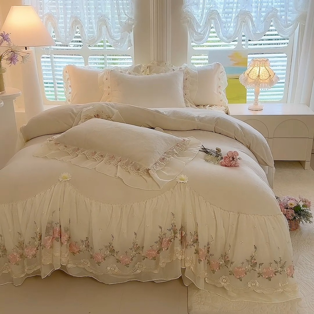 91家纺网 家纺一手货源 找家纺 苏米娜2025秋冬新款230g法式公主风全消光牛奶绒床裙款四件套纯色蕾丝花边刺绣床盖款四件套  欧若拉-奶昔白