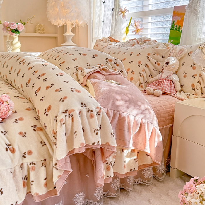 91家纺网 家纺一手货源 找家纺 （总）苏米娜2026新款高克重11斤重直播热款双层蕾丝花边全消光牛奶绒印花床盖四件套单床盖床盖三件套