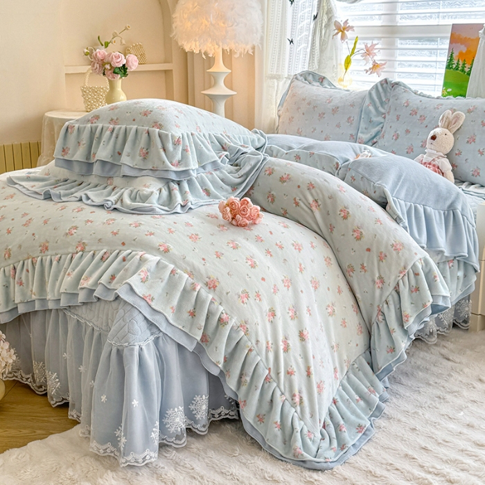 91家纺网 家纺一手货源 找家纺 苏米娜2025新款高克重11斤重直播热款双层蕾丝花边全消光牛奶绒印花床盖四件套单床盖床盖三件套 蓝夕