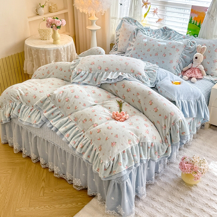 91家纺网 家纺一手货源 找家纺 苏米娜2025新款高克重11斤重直播热款双层蕾丝花边全消光牛奶绒印花床盖四件套单床盖床盖三件套 蓝夕