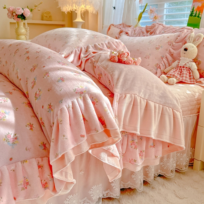 91家纺网 家纺一手货源 找家纺 苏米娜2025新款高克重11斤重直播热款双层蕾丝花边全消光牛奶绒印花床盖四件套单床盖床盖三件套  曼塔玫瑰 