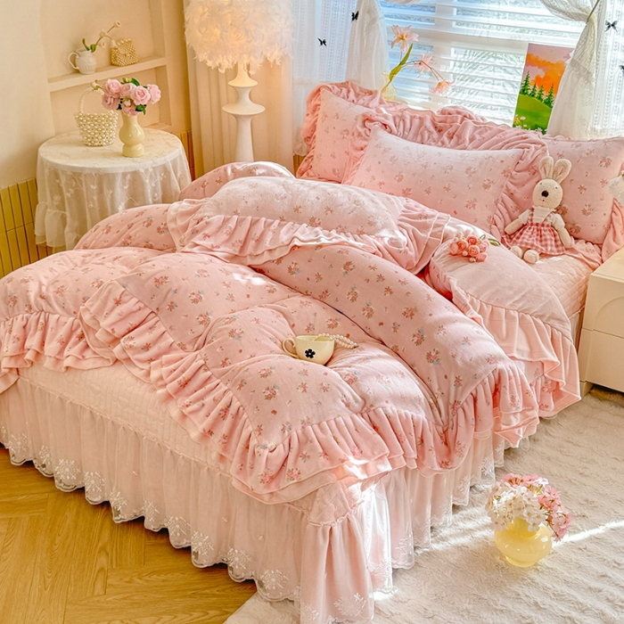 91家纺网 家纺一手货源 找家纺 苏米娜2025新款高克重11斤重直播热款双层蕾丝花边全消光牛奶绒印花床盖四件套单床盖床盖三件套  曼塔玫瑰 