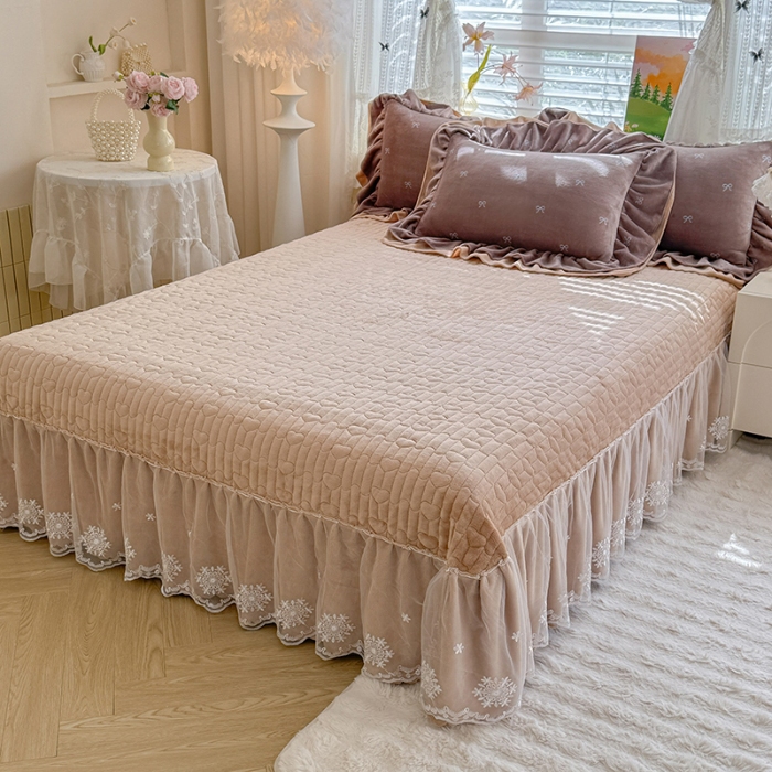 91家纺网 家纺一手货源 找家纺 苏米娜2025新款高克重11斤重直播热款双层蕾丝花边全消光牛奶绒印花床盖四件套单床盖床盖三件套 美拉德