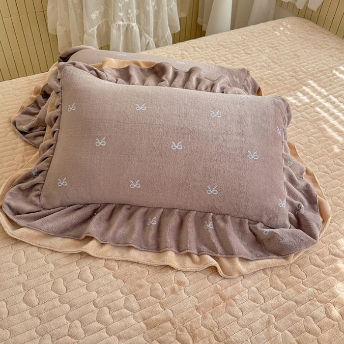 91家纺网 家纺一手货源 找家纺 苏米娜2025新款高克重11斤重直播热款双层蕾丝花边全消光牛奶绒印花床盖四件套单床盖床盖三件套 美拉德