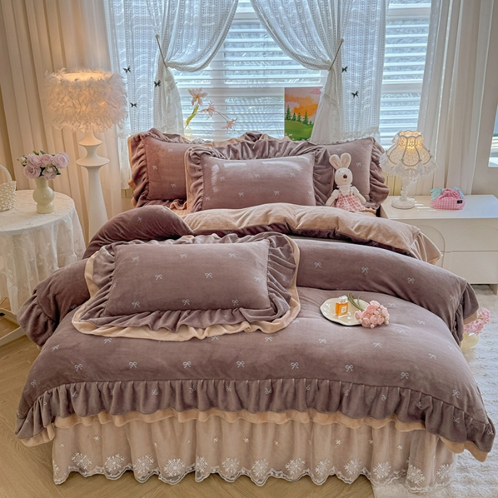 91家纺网 家纺一手货源 找家纺 苏米娜2025新款高克重11斤重直播热款双层蕾丝花边全消光牛奶绒印花床盖四件套单床盖床盖三件套 美拉德